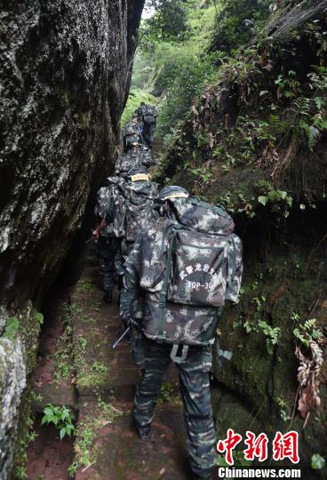 圖為來自武警福建總隊三明、龍巖、南平支隊100余名特戰(zhàn)隊員在福建省三明市永安?揲瞪嬌?展特戰(zhàn)極限練習(xí)。　騰照起 攝