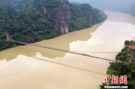 圖為來自武警福建總隊三明、龍巖、南平支隊100余名特戰(zhàn)隊員在福建省三明市永安?揲瞪嬌?展特戰(zhàn)極限練習(xí)。　胡鑫 攝